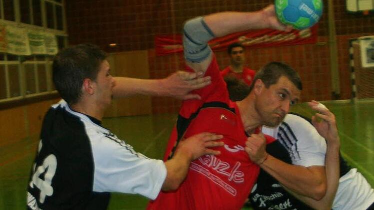 Im zweiten Abschnitt präsentiert sich die Etwashäuser Deckung weitaus aufmerksamer als in Durchgang eins und stellt in dieser Situation Tobias Schülling. Foto: Kiemer