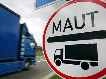 Die  Autobahnmaut trifft  das  Speditionsgewerbe.  Jetzt wird auch  über eine Pkw-Maut  auf  Autobahnen und  über eine City-Maut diskutiert. Foto: dpa