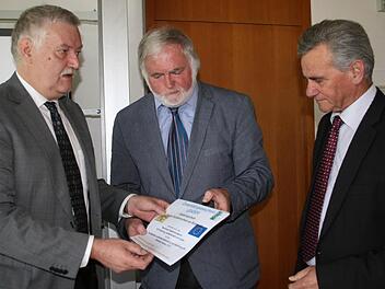 Rudolf Landmann (Mitte) vom Amt für Ernährung, Landwirtschaft und Forsten Münchberg übergibt dem Vorsitzenden des Rennsteigvereins Frankenwald, Wolfgang Feuerpfeil, den Förderbescheid. Mit im Bild ist Landrat Oswald Marr (rechts). Foto: Veronika Schadeck