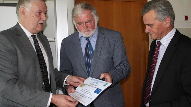 Rudolf Landmann (Mitte) vom Amt für Ernährung, Landwirtschaft und Forsten Münchberg übergibt dem Vorsitzenden des Rennsteigvereins Frankenwald, Wolfgang Feuerpfeil, den Förderbescheid. Mit im Bild ist Landrat Oswald Marr (rechts). Foto: Veronika Schadeck