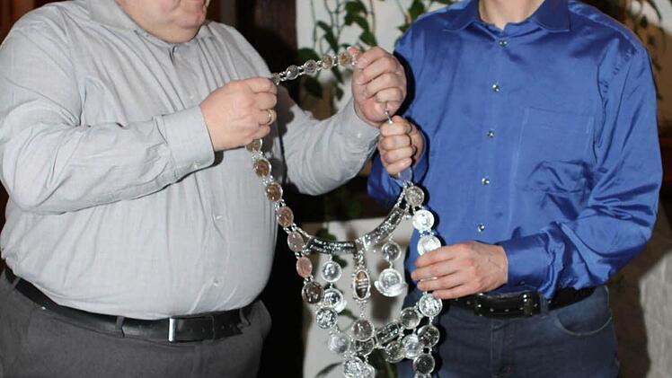 Die 90 Jahre alte Schützenkette ist wieder im Vereinsbesitz. Fred Wunder (links) hat sie auf seinen Dachboden gefunden und stellte sie dem Verein zur Verfügung. Foto: Michael Wunder