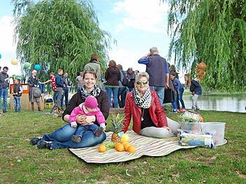 Freuen sich über ihren Gewinn: Katrin Kühnel mit Töchterchen und Annemarie Heinlein auf der neuen Picknickdecke - mit Vitaminen bestens versorgt. Foto: Christiane Lehmann