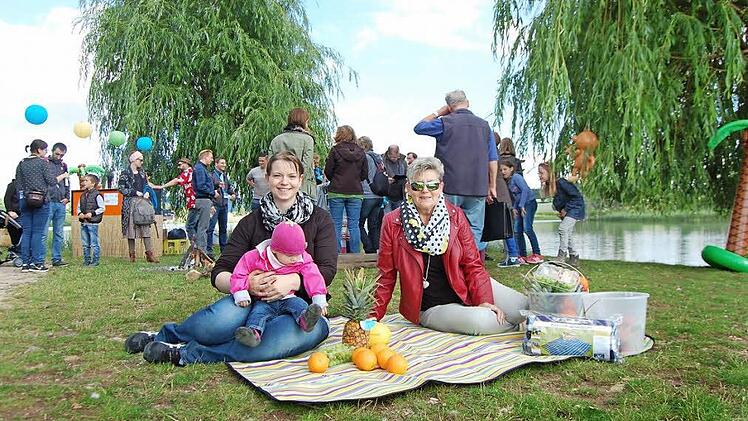 Freuen sich über ihren Gewinn: Katrin Kühnel mit Töchterchen und Annemarie Heinlein auf der neuen Picknickdecke - mit Vitaminen bestens versorgt. Foto: Christiane Lehmann