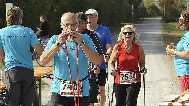 Am Getränkeposten. Foto: Karl Heinz Weber