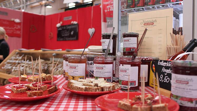 An jedem Stand auf der Genussmesse Kulinea in Zeil gibt es Häppchen zum Probieren. Ob Käse, Wurst, Honig oder Marmelade, alles darf genascht werden. Und für den Durst gibt es verschiedene Weine. Foto: Friederike Stark