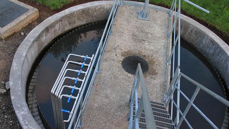 Die Kläranlage in Aktion. Immer wenn genug Wasser angekommen ist, tritt schaltet sie ein.  Foto: Helmut Will