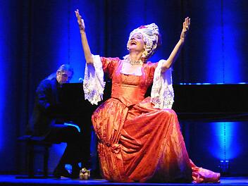 Große Opernparodie im Kleinen Kursaal (heutzutage: Rossinisaal): Annette Postel, ausgebildete Opernsängerin erzählte und trällerte aus dem Nähkästchen des Opernbetriebs, begleitet vom Jazzpianisten Klaus Webel  Foto: Ahnert