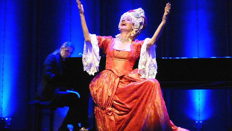 Große Opernparodie im Kleinen Kursaal (heutzutage: Rossinisaal): Annette Postel, ausgebildete Opernsängerin erzählte und trällerte aus dem Nähkästchen des Opernbetriebs, begleitet vom Jazzpianisten Klaus Webel  Foto: Ahnert