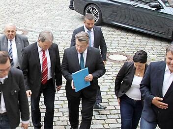 Markus Oesterlein, Heinz Hausmann, Klaus Löffler, Winfried Bausback, ein Sicherheitsbeamter, Angela Hofmann und Gerhard Wunder (von links) auf dem Weg in die Markthalle in Kronach  Foto: Friedwald Schedel