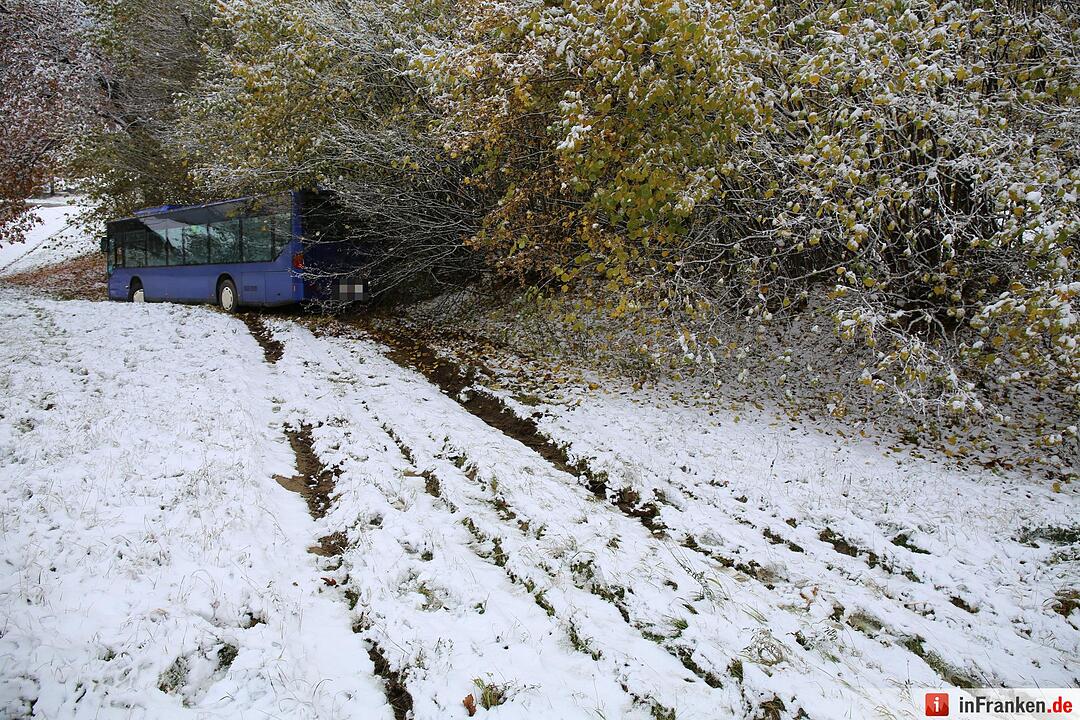Schulbusunglück bei erstem Schnee – Bus rutscht 300 Meter den Hang hinab – Kinder zum Glück keine im Bus