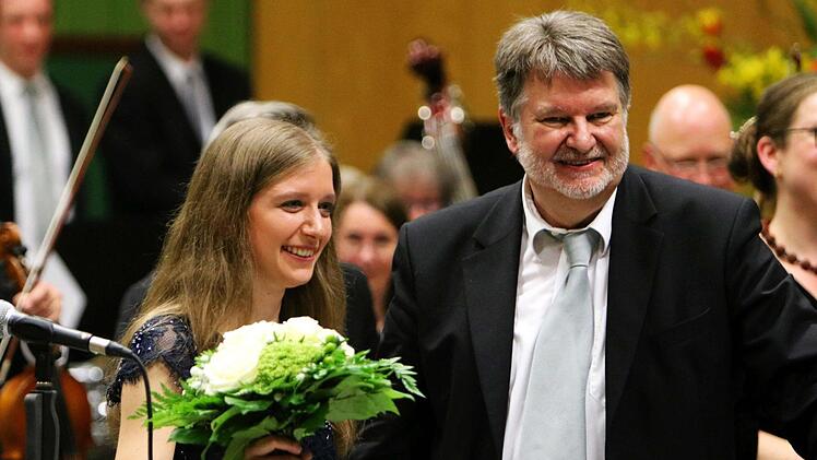 Als Solistin begeisterte die Mundharmonika-Virtuosin Monja Heuler beim Sinfoniekonzert der Musikfreunde in Neustadt unter der Leitung von Hans Stähli. Foto: Jochen Berger