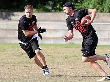 Quarterback Florian Cosack (rechts) aus Scheuerfeld probiert sich bei drückender Hitze an einem Laufspiel.  Fotos: Timo Geldner