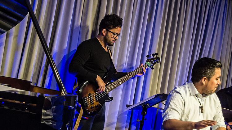 Samuel Torres (Congas) und Bruno Böhmer Camacho am Flügel gastierten mit musikalischen Mitstreitern bei "Leise am Markt" in Coburg.Foto: Jochen Berger