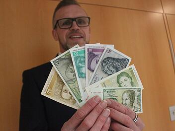 Thomas Engert, Leiter der &Ouml;ffentlichkeitsarbeit der Sparkasse Schweinfurt-Ha&szlig;berge   pr&auml;sentiert alle D-Mark-Scheine. Es ist gar nicht mehr so einfach, die  alten Scheine aufzutreiben.Jutta Rudel