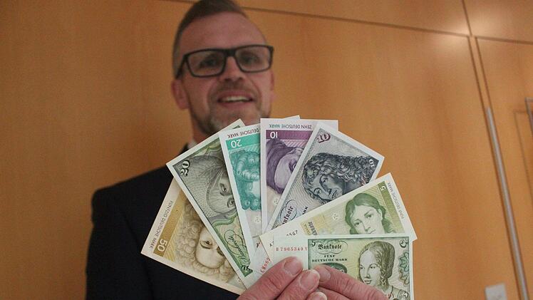 Thomas Engert, Leiter der Öffentlichkeitsarbeit der Sparkasse Schweinfurt-Haßberge   präsentiert alle D-Mark-Scheine. Es ist gar nicht mehr so einfach, die  alten Scheine aufzutreiben.Jutta Rudel