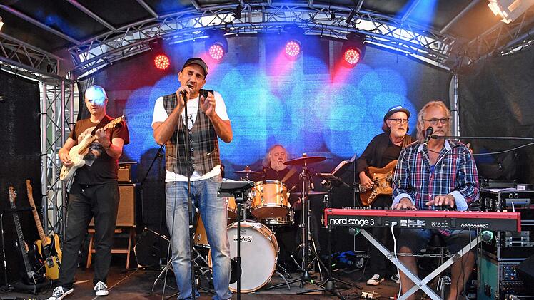 Mit dem furiosen Konzert der Band "Souled Out" endete das dreitägige Open-Air-Festival "Abendlicht" des Kulturamts Haßfurt live im Innenhof des Rathauses und auf dem Platz vor der Stadthalle in Haßfurt. Foto: Ulrike Langer