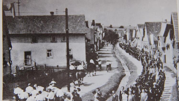 Festzug durchs Dorf beim Feuerwehrfest 1958.Feuerwehrchronik/Repro Heike Beudert