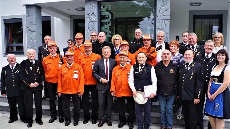 Großer Bahnhof vor Stockheimer Rathaus für die Knappen aus Recklinghausen, die erstmals mit dem Sängerkreis der Grubenwehr von der Zeche Haard (Kreis Recklinghausen) angereist waren. In der Mitte Bürgermeister Rainer Detsch. Foto: Gerd Fleischmann