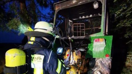 L&ouml;scharbeiten am Traktor  Foto: Niklas Fink, FFW Wartmannsroth