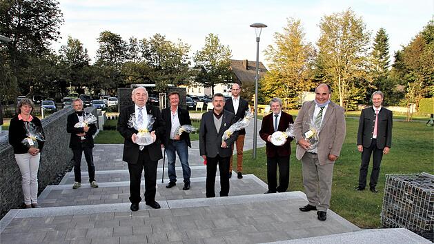 Sie geh&ouml;ren nicht mehr den Kreistag an. Mit im Bild: Landrat Klaus L&ouml;ffler (rechts).  Foto: Veronika Schadeck