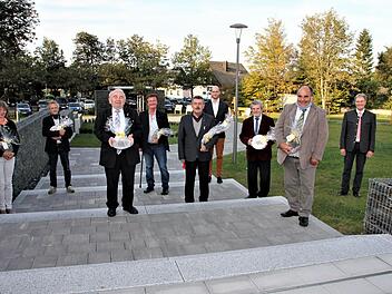 Sie gehören nicht mehr den Kreistag an. Mit im Bild: Landrat Klaus Löffler (rechts).  Foto: Veronika Schadeck