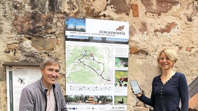 F&uuml;r den Natur- und Kulturlehrpfad &bdquo;Schlauwienix&ldquo; gibt es nun auch einen Actionbound speziell f&uuml;r Kinder und Jugendliche. Diesen stellten Umweltstationsleiter Michael Stromer und Mitarbeiterin Jenni Thiem vor.