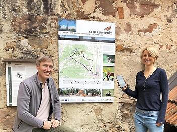 Für den Natur- und Kulturlehrpfad „Schlauwienix“ gibt es nun auch einen Actionbound speziell für Kinder und Jugendliche. Diesen stellten Umweltstationsleiter Michael Stromer und Mitarbeiterin Jenni Thiem vor.