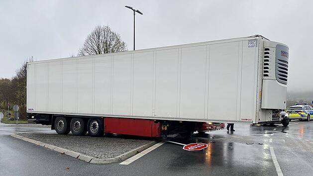 Der Sattelauflieger löste sich während der Fahrt von der Sattelplatte.