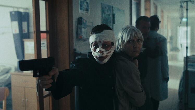 Maria Weinert (Susanne Wuest, links) will per Gesichtsoperation den Fahndern entgehen.