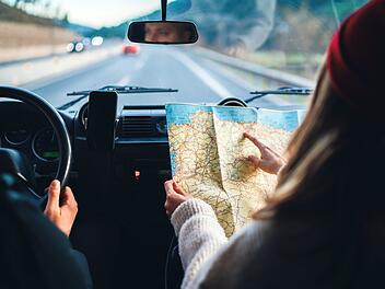 Roadtrip Autourlaub Europa Verkehrsregeln Bu&szlig;geld Ausland Tempolimit Maut Vignette Umweltzone ZTL CritAir Mietwagen Reiseplanung Routenplanung Navi Landkarte Berge Alpen Passstra&szlig;e Autofahren Urlaubspaar Fernreise Kontrolle Polizei Blitzer Kamerakontrolle Innenstadt Zufahrt Parkplatz Parken Reisecheck Fahrzeugcheck Kofferraum packen