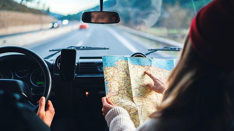 Roadtrip Autourlaub Europa Verkehrsregeln Bu&szlig;geld Ausland Tempolimit Maut Vignette Umweltzone ZTL CritAir Mietwagen Reiseplanung Routenplanung Navi Landkarte Berge Alpen Passstra&szlig;e Autofahren Urlaubspaar Fernreise Kontrolle Polizei Blitzer Kamerakontrolle Innenstadt Zufahrt Parkplatz Parken Reisecheck Fahrzeugcheck Kofferraum packen