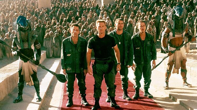 Sie stehen kurz vor der entscheidenden Schlacht, von links: Freeman (Christopher John Fields), Colonel O'Neill (Kurt Russell), Kawalsky (John Diehl) und Lieutenant Ferretti (French Stewart).