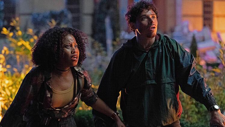 Die Arch&auml;ologin Elena Wallace (Dominique Fishback) und der Exsoldat Noah Diaz (Anthony Ramos) geraten zwischen die Fronten des Kampfes der Roboter.
