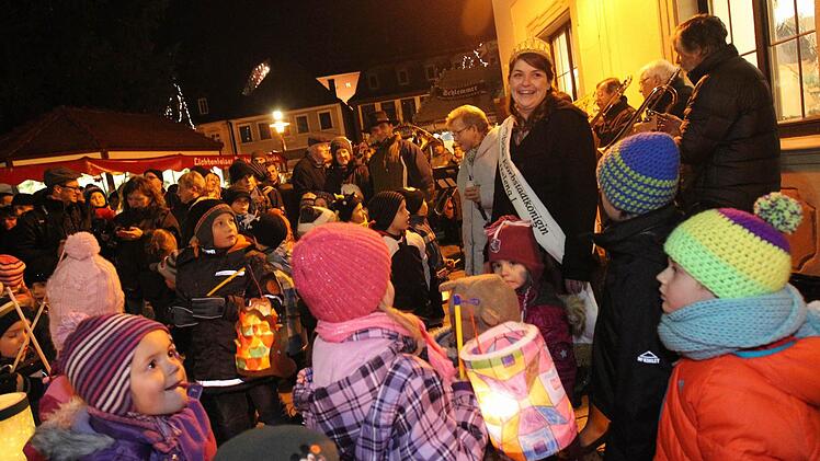 Die Korbstadtkönigin Helena war mit den Kindern zum rathaus gezogen.