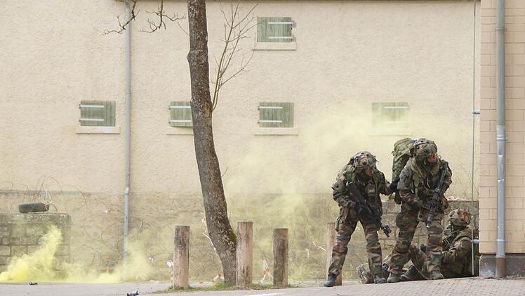 Soldaten pirschen sich durch den Qualm einer Rauchgranate vor. Fotos: Arkadius Guzy