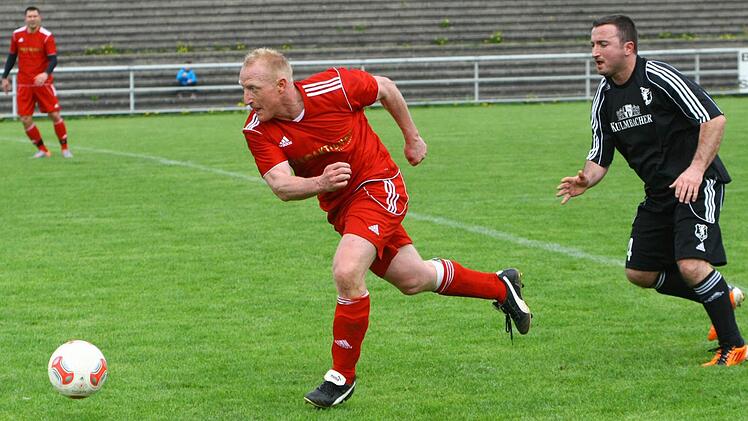 ATS-Spielertrainer Trainer Ingo Walther läuft Markus Schobert vom TSV Bindlach II davon ...