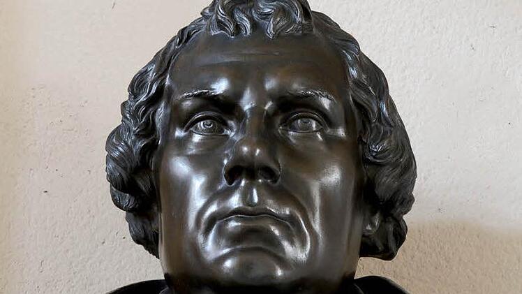 Martin Luther, Worms, 18. April 1521Luther war bereits exkommuniziert und zum Ketzer erklärt worden, durfte sich aber dank einiger Fürsprecher beim Reichstag in Worms noch einmal verteidigen. Vorm Kaiser sollte er seine Lehren widerrufen. Er lehnte ab: " ... Daher kann und will ich nichts widerrufen, weil wider das Gewissen etwas zu tun weder sicher noch heilsam ist. Gott helfe mir, Amen!" Beendet haben soll er die Erklärung mit den Worten "Hier stehe ich und kann nicht anders! Gott helfe mir...