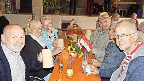 Die Besucher waren mit einem Nostalgiebus zum Frühschoppen gefahren worden.