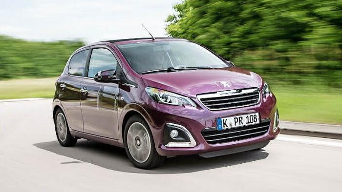 Mit seinen übersichtlichen, parkplatzfreundlichen Abmessungen ist der 3,47 Meter lange und 1,62 Meter breite Peugeot 108 perfekt auf den Stadtverkehr abgestimmt. Foto: Peugeot