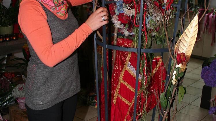 Mit Prinzessinnenkleid, Krönchen und Schuhen präsentierte Yvonne Wagner die "Königin der Blumen”. Foto: Evi Seeger