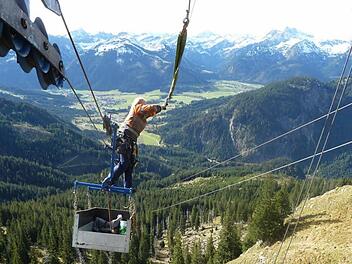 Die bisherige Materialseilbahn zur Bad Kissinger Hütte soll durch eine einläufige Werksverkehrsseilbahn ersetzt werden. Fotos: Peter Rauch