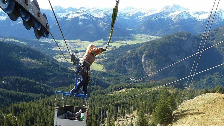 Die bisherige Materialseilbahn zur Bad Kissinger Hütte soll durch eine einläufige Werksverkehrsseilbahn ersetzt werden. Fotos: Peter Rauch