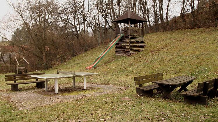 Kinder und Eltern wünschen sich eine Neugestaltung des Spielplatzes, der in die Jahre gekommen sei.