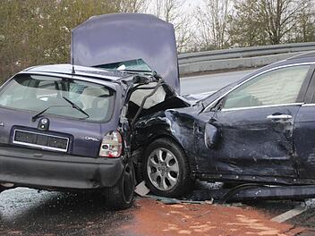 Zwei verletzte Autofahrer sind die Bilanz deses Verkehrsunfalls am Schindberg bei Münnerstadt.. Foto: Heike Beudert