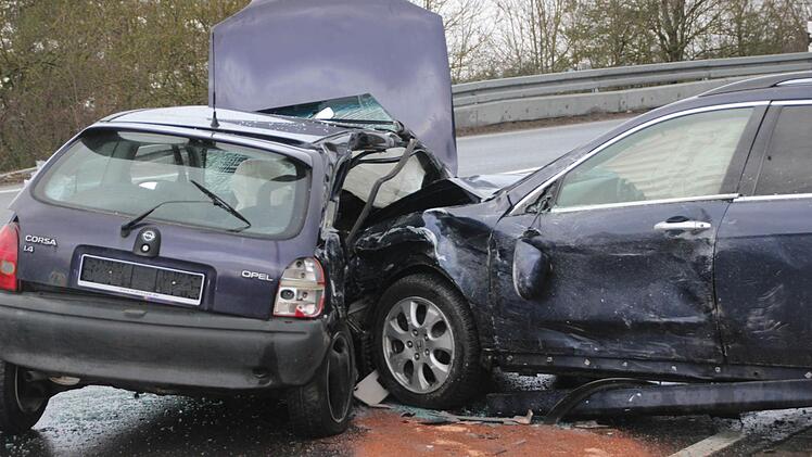 Zwei verletzte Autofahrer sind die Bilanz deses Verkehrsunfalls am Schindberg bei Münnerstadt.. Foto: Heike Beudert