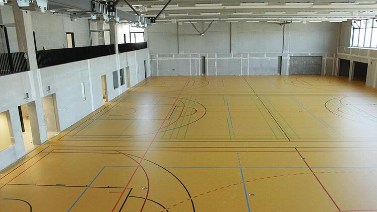 Auf dem Hallenboden sind Felder für diverse Ballspiele angezeichnet. Es gibt auch ein Badmintonfeld. Foto: Ulrike Nauer