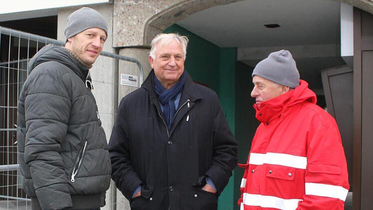 Alois Dechant (rechs) im Gespräch mit Simon Ries von der Stadtverwaltung (links) und mit dem ehemaligen Geschäftsführer des Klinikums, Herbert Schmidt. Foto: Sonny Adam