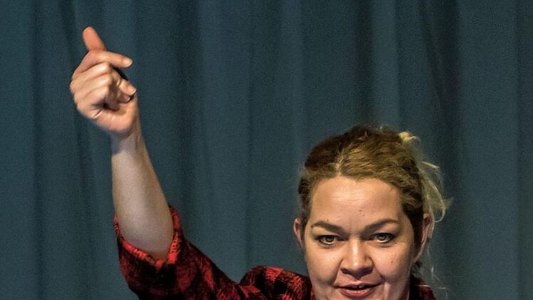 "Die Geschichte vom Soldaten": Friederike Pasch verkörpert in Coburger den Teufel.Proben-Foto Jochen Berger