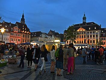 Faszination Nachtflohmarkt: Tausende Schnäppchenjäger strömten am Samstagabend zum Flohmarkt in die Coburger Innenstadt.Foto: Gabi Arnold