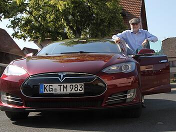 Kein Kiosk, kein Internet und keine Toilette: Tesla-Fahrer Eberhard Mayer findet Volkers als Standort für einen Supercharger eher ungeeignet. Foto: Ulrike Müller